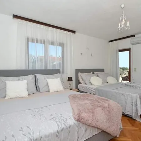 Appartamento Spacious For 20 With Heated Pool And Stunning Views Traù