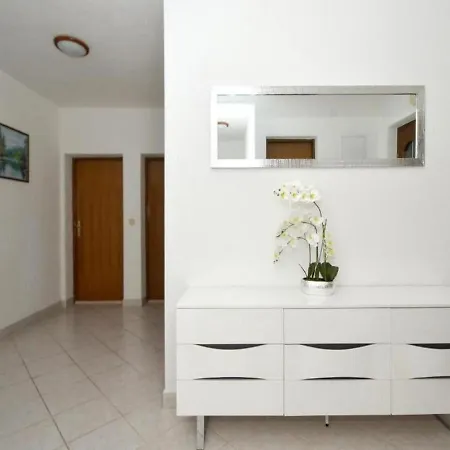 Spacious For 20 With Heated Pool And Stunning Views Appartamento Traù