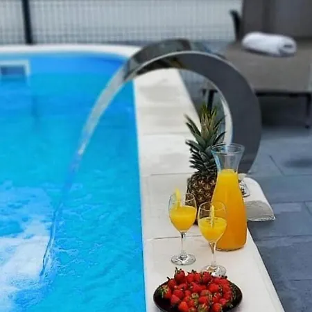 Spacious For 20 With Heated Pool And Stunning Views Appartamento *
